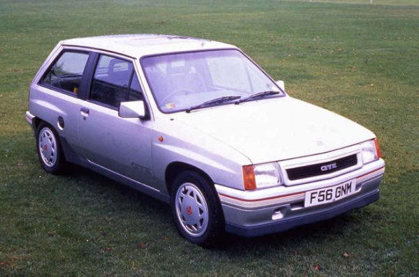 Изправени пред толкова голяма конкуренция, Opel и Vauxhall бяха принудени да напомпат и скромната Corsa (Nova в Обединеното кралство). Това беше GSi, видян за първи път на автомобилното изложение във Франкфурт през 1987.
Спортният модел бе оборудван с 1,6-литров 4-цилиндров мотор с многоточково впръскване на горивото, модифициран от Irmsher да произвежда 99 к.с., достатъчни за максимална скорост от 186 км в час.